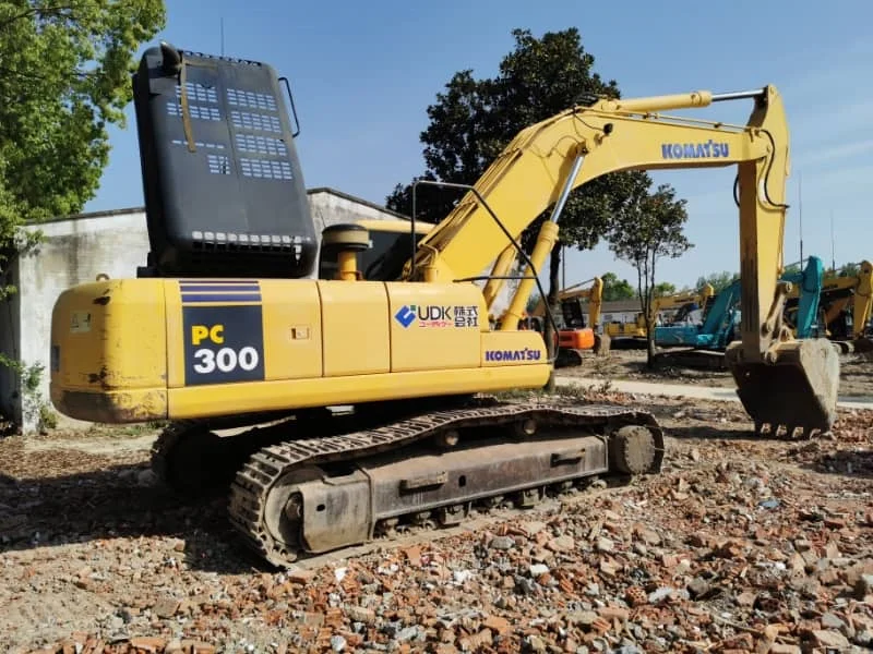 Pelle hydraulique sur chenilles Komatsu PC300 d'occasion (2022) pour terrassements