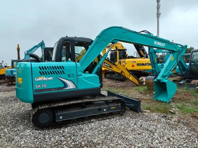 Бывший в употреблении мини-гусеничный экскаватор Kobelco SK75 из Японии – в отличном состоянии.