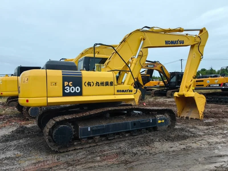 Pelle hydraulique sur chenilles Komatsu PC300 d'occasion en excellent état