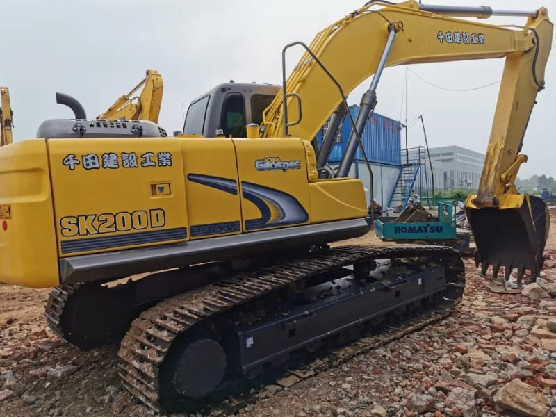 حفارة كوبيلكو SK200 مستعملة بحالة ممتازة للبيع