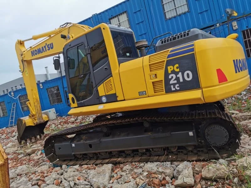 Excavadora Komatsu PC210 de segunda mano de alta calidad a la venta: retroexcavadora usada en excelentes condiciones.