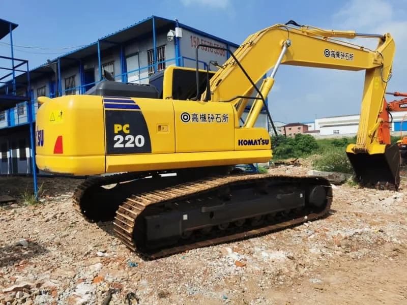 Pelle sur chenilles Komatsu PC220 d'occasion pour projets de construction