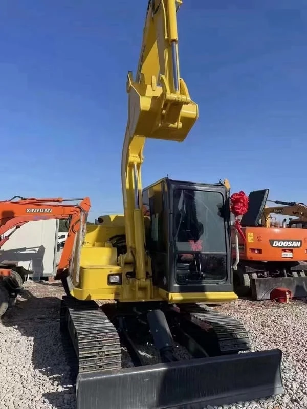 Mini-pelle sur chenilles Komatsu PC70 d'occasion, importée du Japon
