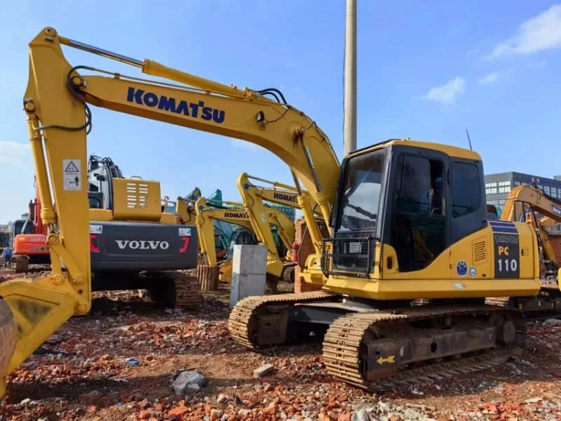 Miniexcavadora hidráulica sobre cadenas Komatsu PC110 usada en buen estado