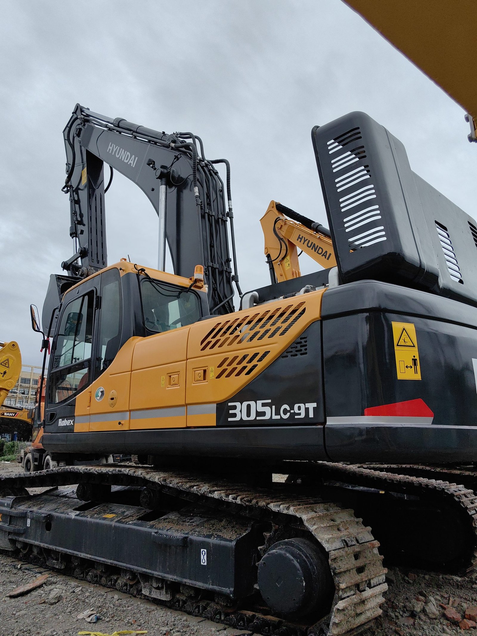 Used Hyundai 305 Excavator in Excellent Condition for Sale